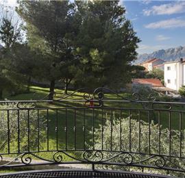 5 bedroom bayside villa with pool near Kotor, sleeps 12